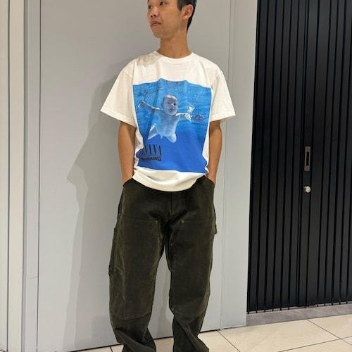 White T to double knee pants building...