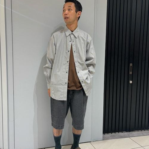 An outer-like shirt makes it easy to wear....