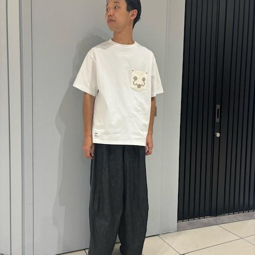 简单的白T和宽牛仔裤...
