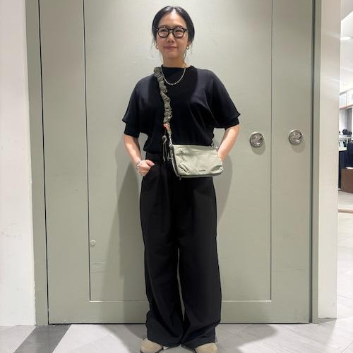 针织衫有透亮感,即使是黑色也很重...
