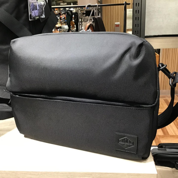 超過PC盒子的挎包不足!?　SIMCLEAR的新款挎包❗️