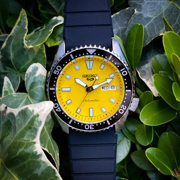 Seiko 5 Sports สีเหลืองและสีส้ม