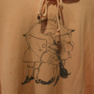 สิ่งที่บ่งบอกถึงสินค้าพิเศษชิ้นนี้คือเสื้อฮู้ดวงโยธวาทิต