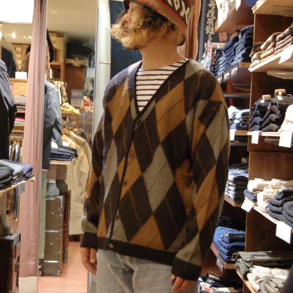 พลังของเส้นใยสังเคราะห์: เสื้อคาร์ดิแกนคล้ายโมแฮร์ของจอห์นบูลล์