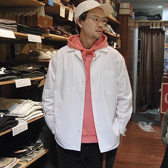 เสื้อเชิ้ตสีขาวคลาสสิกที่แฝงไปด้วยความซุกซน