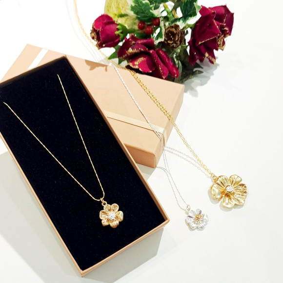 สร้อยคอดอกไม้โลหะ