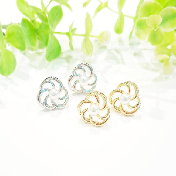 Pearl watermark earring