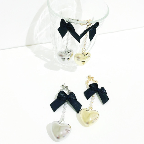 리본×메탈 하트 귀걸이