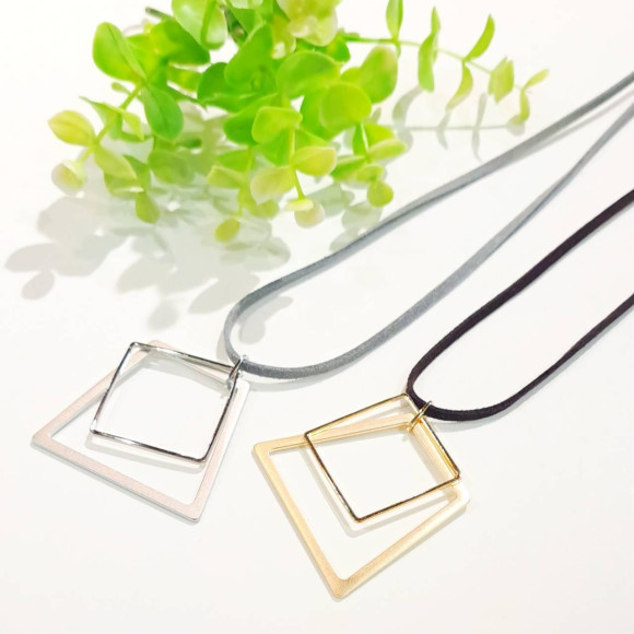 สร้อยคอเชือกด้านบนเป็นโลหะ