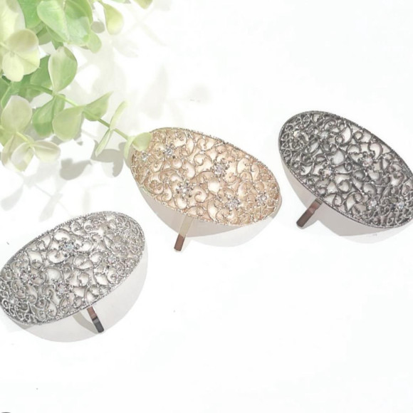 เข็มกลัดม้าลูกไม้โลหะ