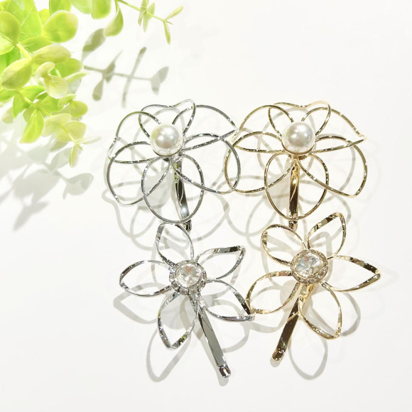 เข็มกลัดรูปม้าโลหะดอกไม้