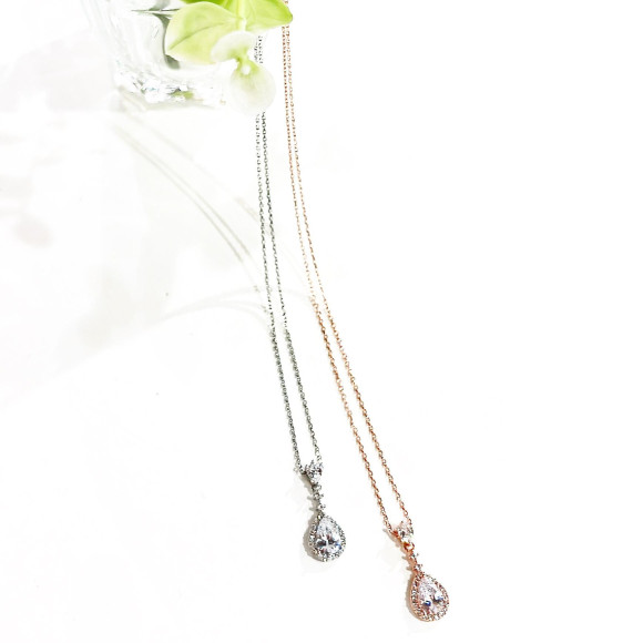 สร้อยคอรูปหยดน้ำลูกบาศก์