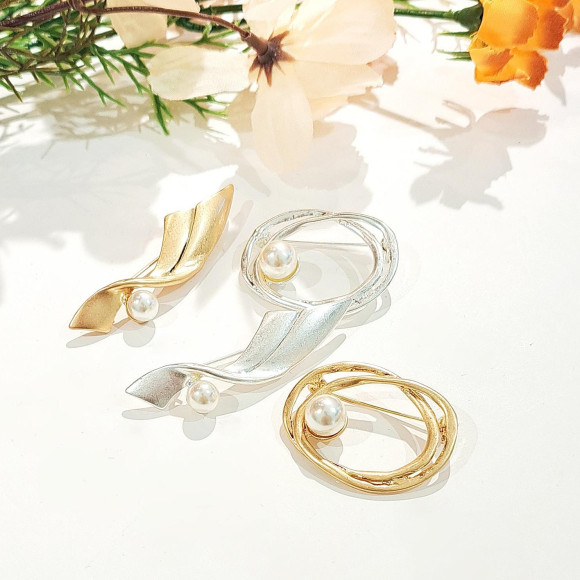 เข็มกลัดโลหะเคลือบด้านและไข่มุก