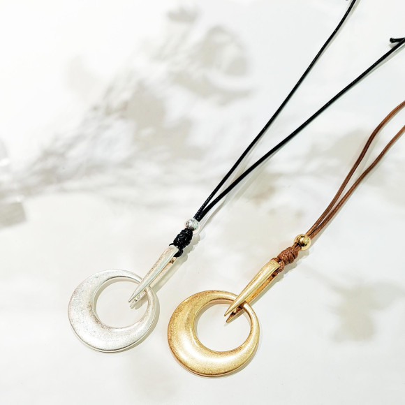 紐×メタルトップネックレス