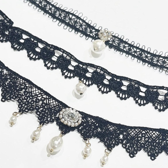 Viju Pearl Lace Choker