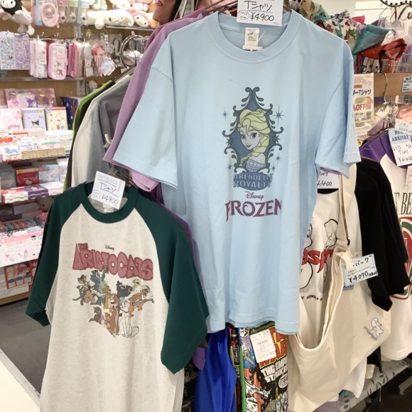 เรามีเสื้อยืดรุ่นใหม่ในสต็อกจากแบรนด์ Nostalgica ซึ่งแสดงออกถึงมุมมองโลกในอดีตที่นำความทรงจำอันแสนไกลกลับคืนมา!