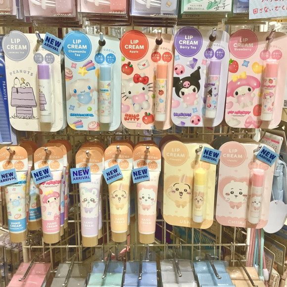 ลิปบาล์มและครีมทามือจากตัวละครยอดนิยมอย่าง Sanrio, Chiikawa และ Snoopy มีจำหน่ายแล้ว!