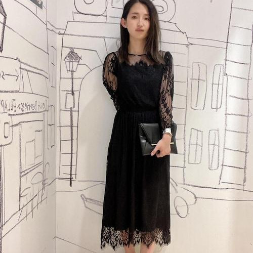 ブラックのレースドレスは、フォ...