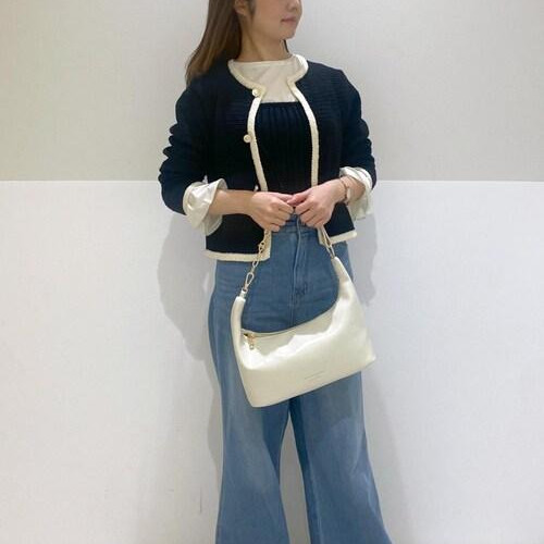 ツイードのカーディガンをデニム...