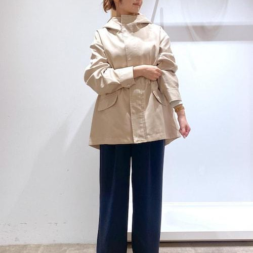 春らしいベージュのマウンテンパ...