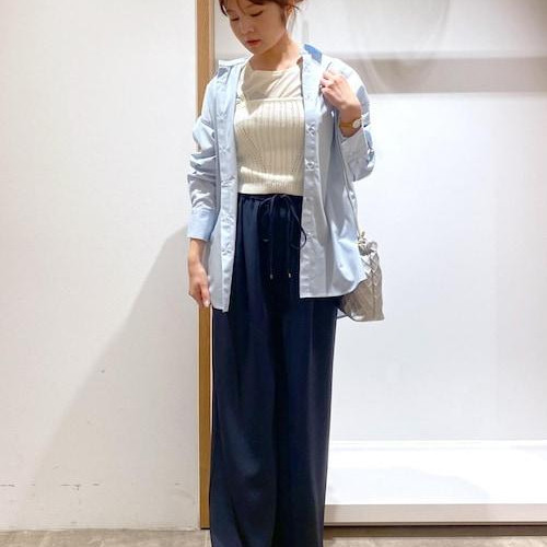 上は淡いブルーと白でまとめ、ボ...