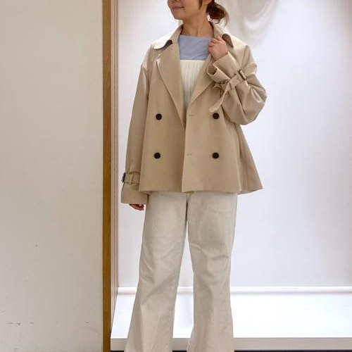 ショート丈のトレンチコートのコ...