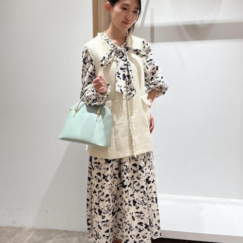 大ぶりなリボンタイがポイントの...