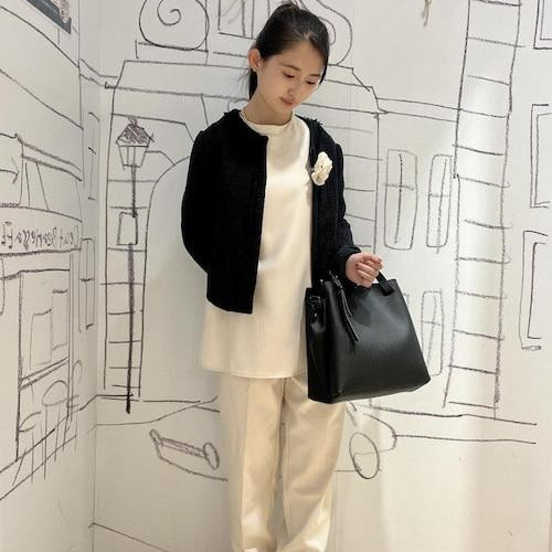 後ろにギャザーが施された後ろ見...