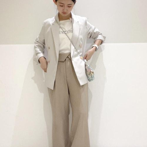 เสื้อแจ็คเก็ตกระดุมสีทองและการประสานสีอ่อน