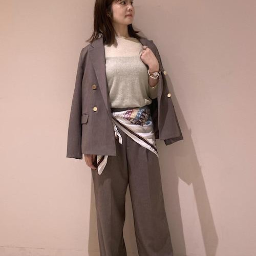 セットアップは秋らしいブラウン...