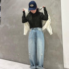 深みのグリーンにダンスする女の...