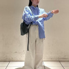 さりげなく華やかな胸元のねじり...