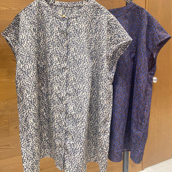 เสื้อเบลาส์คอกลมลายจุดสีเข้มสไตล์ฝรั่งเศส