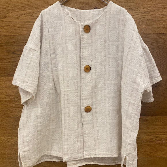 เสื้อเบลาส์ทรงสี่เหลี่ยม JQ กระดุมใหญ่