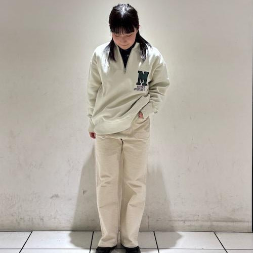 ややゆとりのあるハーフジップに...