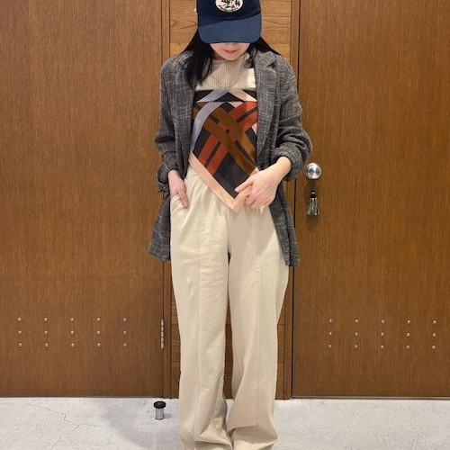 シンプルなコーディネートに、ス...