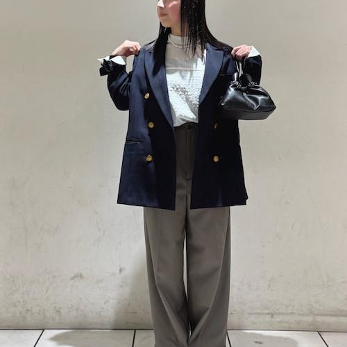 ほんのり透け感があるブラウスに...