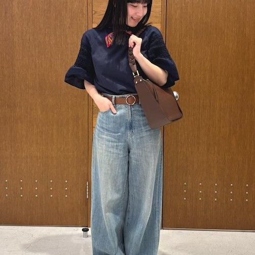 ひらっと広がる袖口が女性らしく...
