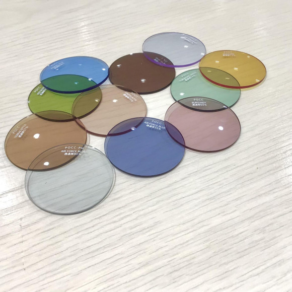 准备了彩色镜头♡可以更换手头的眼镜!