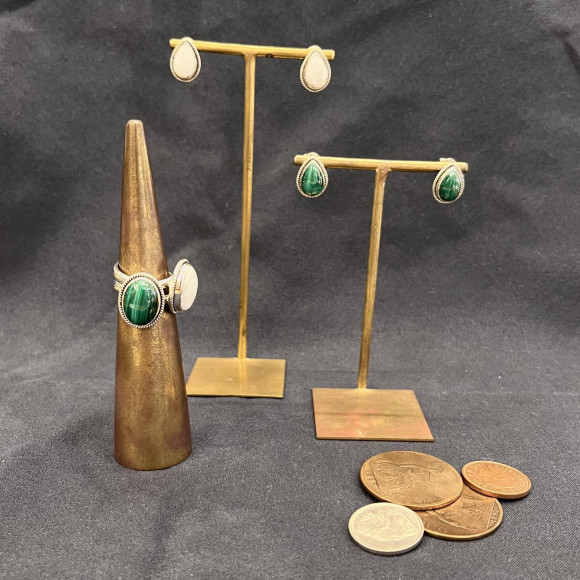 ต่างหูหินหยดน้ำทรงกรอบ และแหวนหินทรงรี