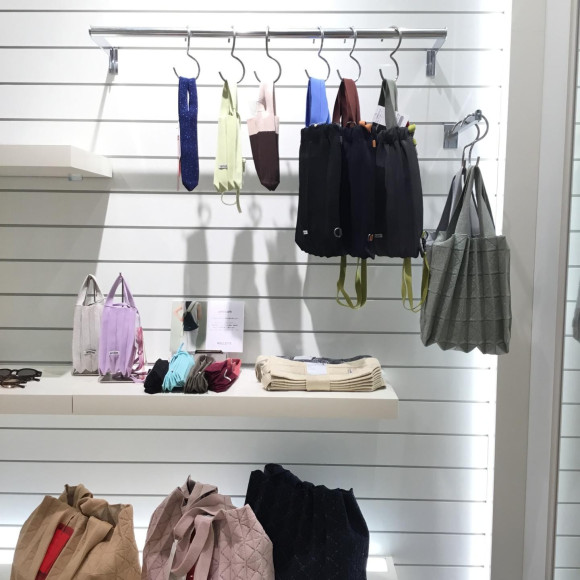 กระเป๋าถักอะมิคอม