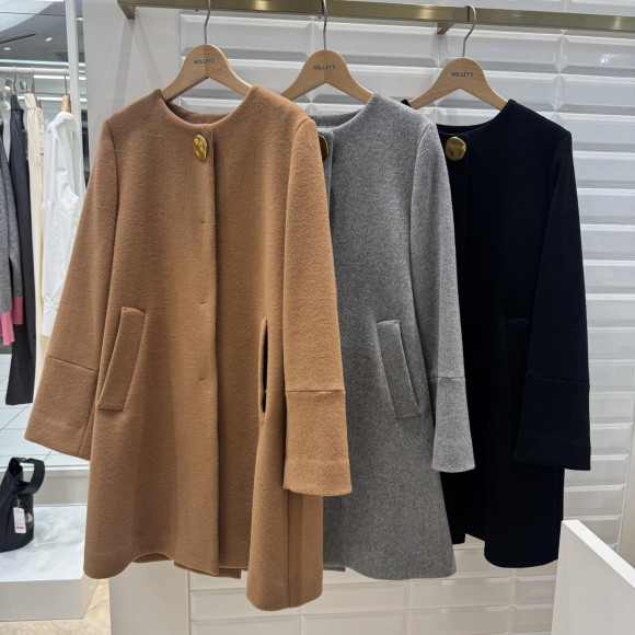 ブローチ付きコート