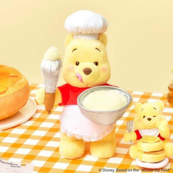 コック帽をかぶったプーさんが愛らしい、とろ〜りはちみつのパンケーキをテーマにした新コレクションをディズニーストアで発売