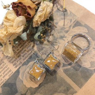 パーティーシーンにも使えるゴールドアクセサリー