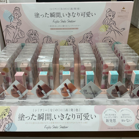 ピタッと密着アイシャドウ♪
