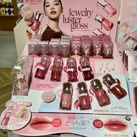 人気のグロスから上品ラメ＆高発色タイプが登場です☆