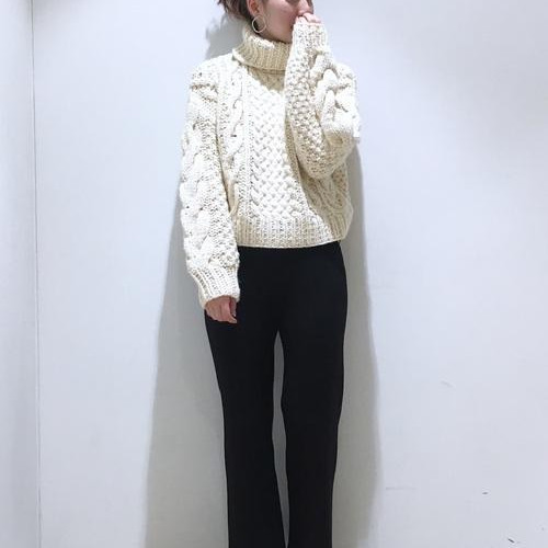 白ニットの可愛さよ〜〜無敵です...