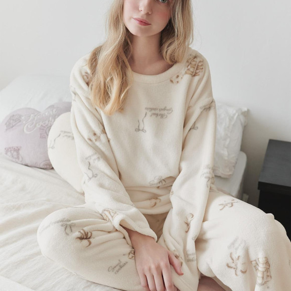 着心地の良さで大人気のパジャマシリーズ。厚手フリースでふわふわあったか。