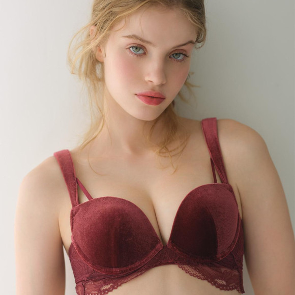 [Mori bra] A dramatic style improvement with an upward bust! A chic combination of velour and delicate lace.