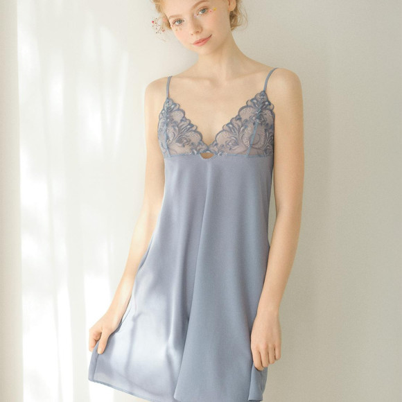 ラメ輝く流麗な刺しゅうレースにうっとり。同シリーズのブラとのコーデも決まる。